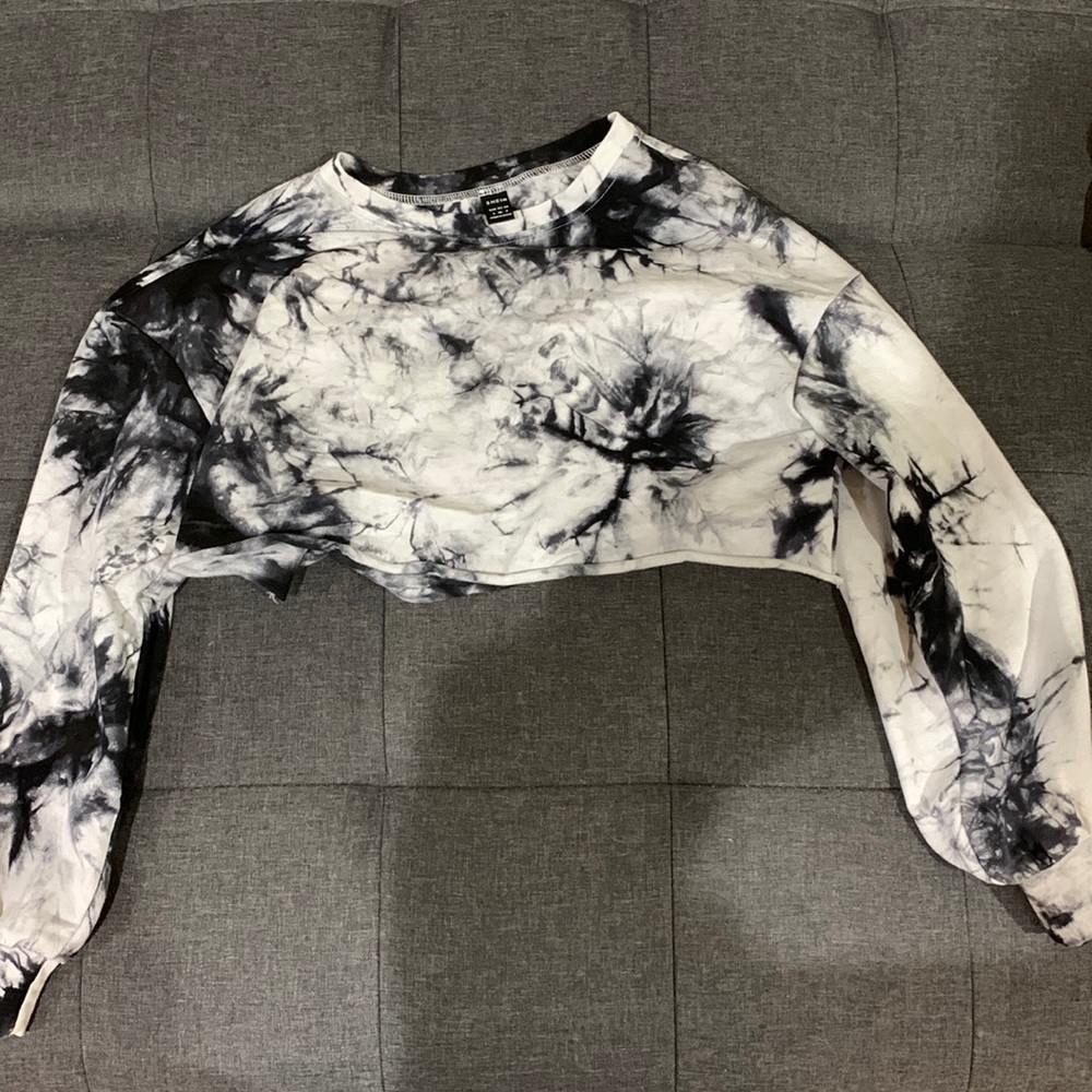 Cropped tie dye crew neck. Size small in perfect condition.